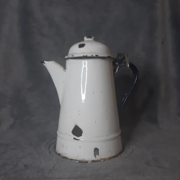 Jarra peltre antigua color blanco