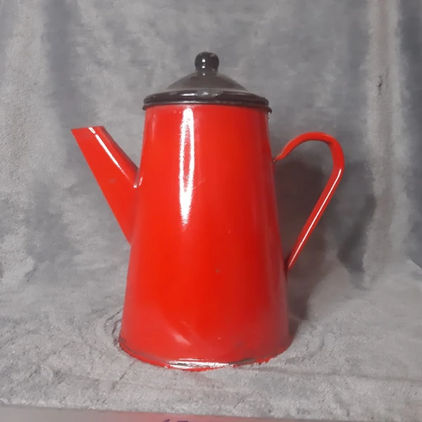 jarra peltre roja vintage